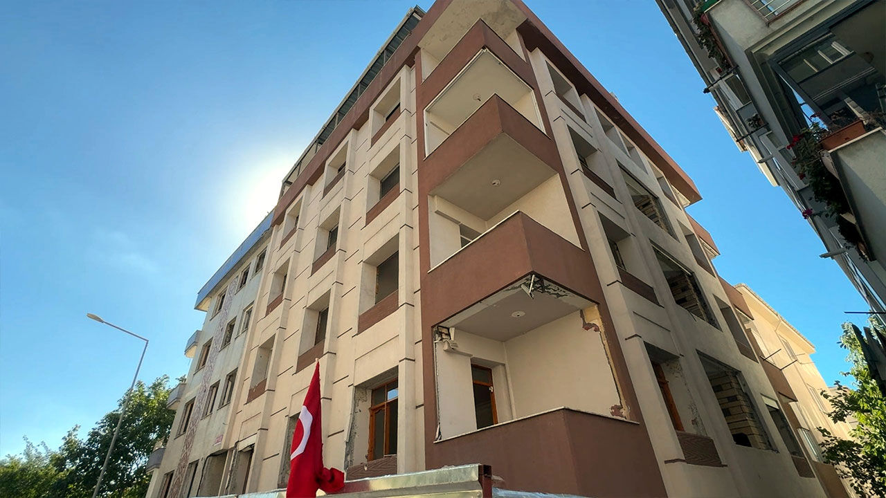 Yıllarca duvarın içinde saklandı! Yıkım sırasında ortaya çıktı