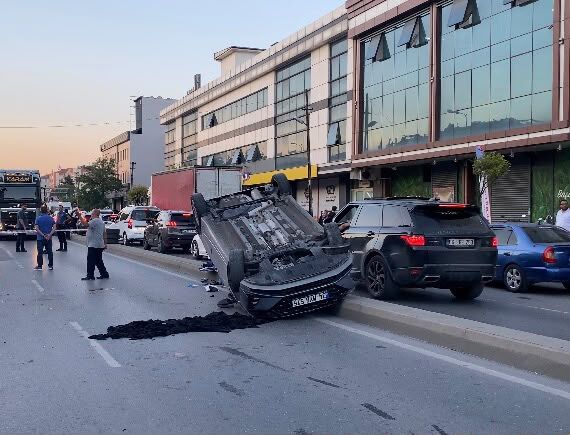 Sürücüsünün direksiyon hakimiyetini kaybettiği otomobil takla attı