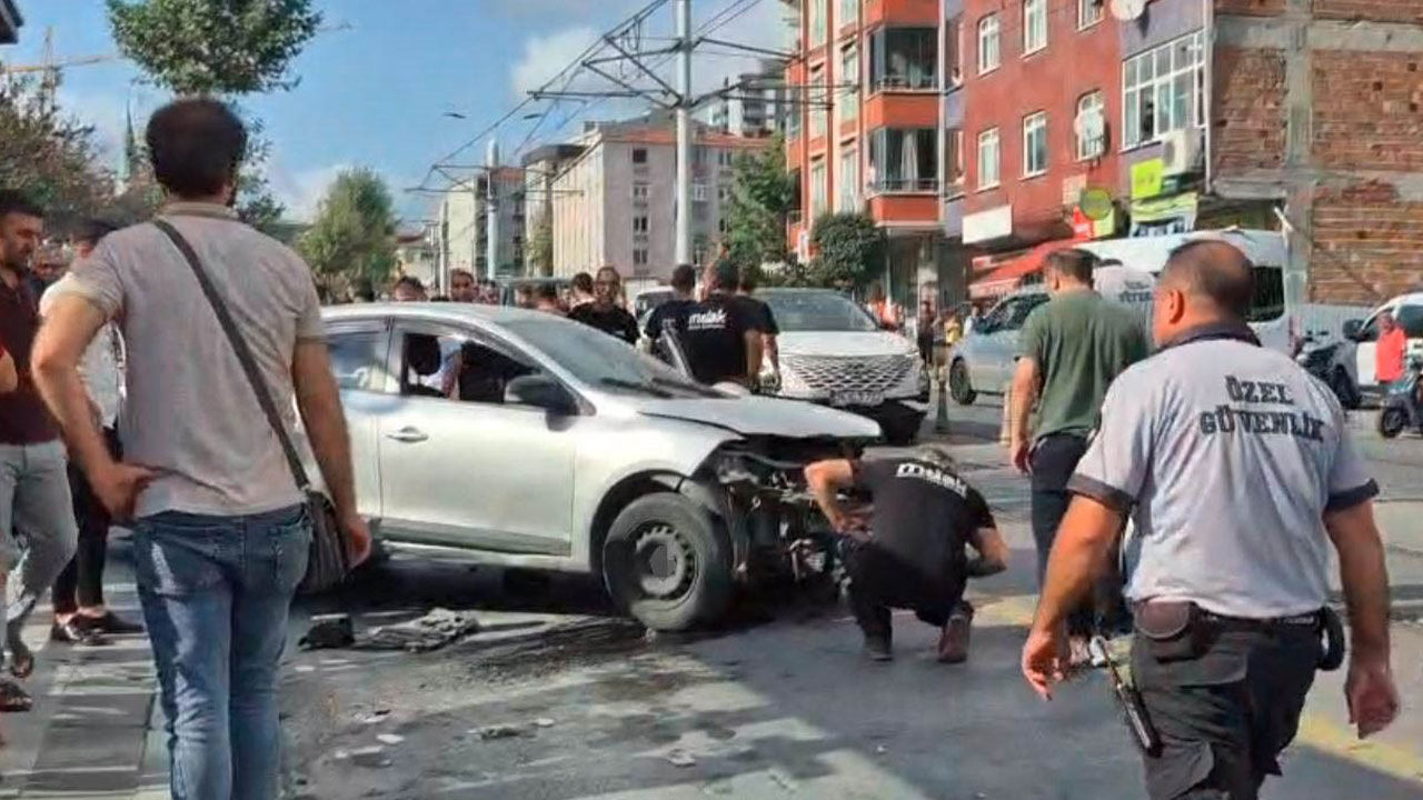 Güngören’de otomobil kaldırıma çıktı
