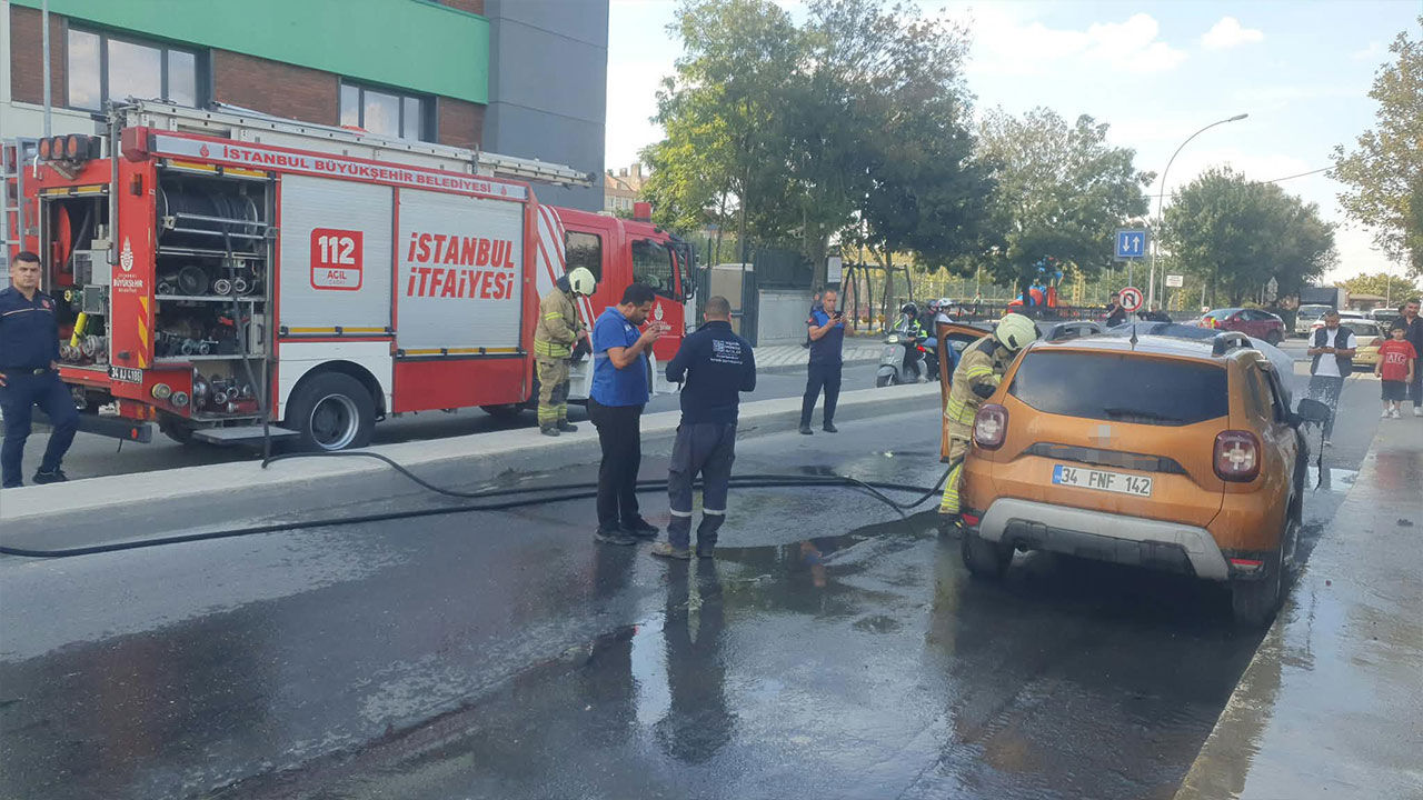 Avcılar’da park halindeki araç alev alev yandı