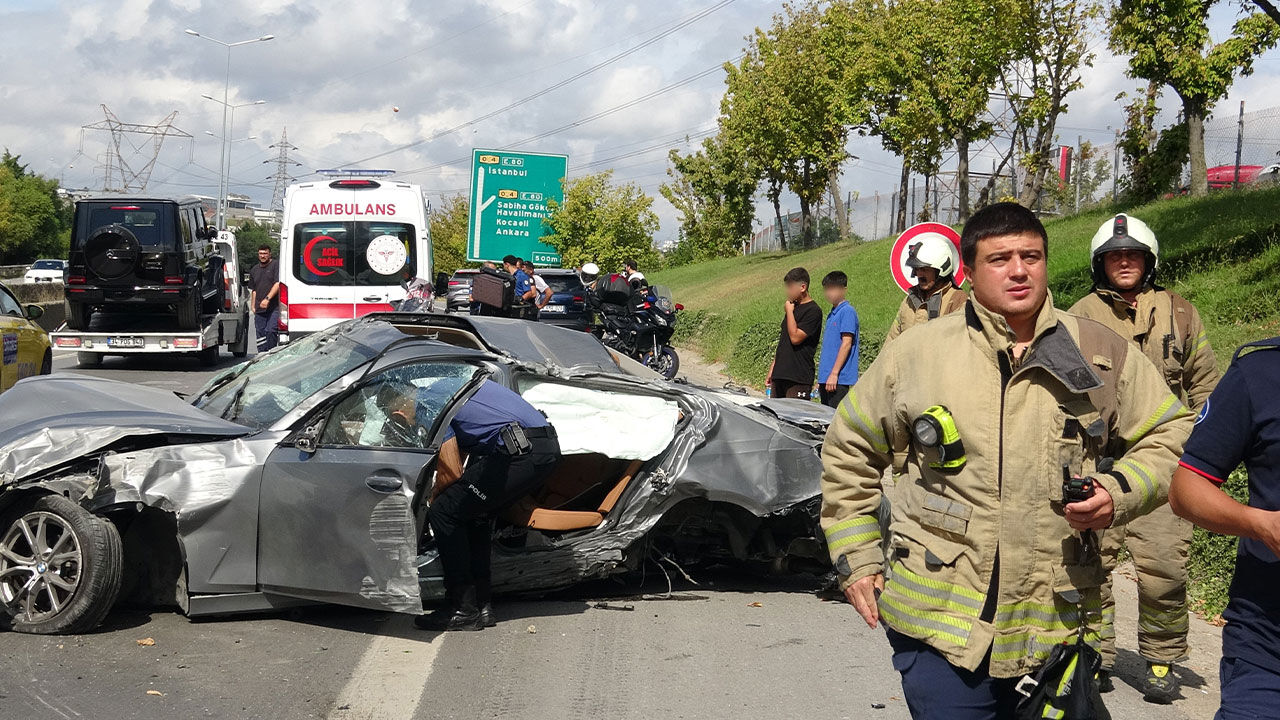 Sancaktepe’de trafik kazası: Araç bariyerlere çarpıp takla attı