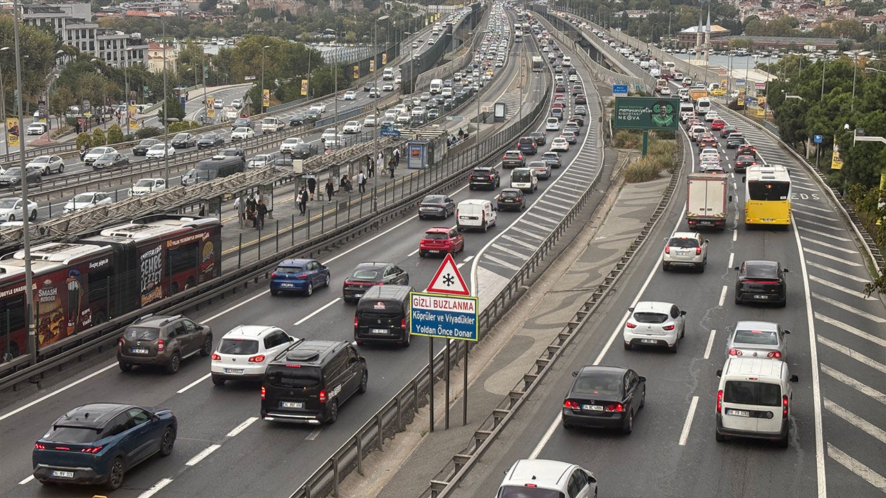 İstanbul’da sabah trafiği yoğun: Uzun araç kuyrukları oluştu
