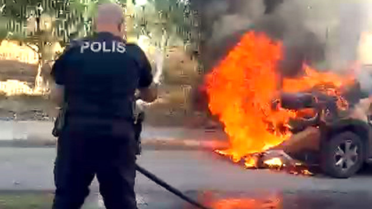 Avcılar’da seyir halindeki otomobil alev aldı: Yunus polisleri müdahale etti