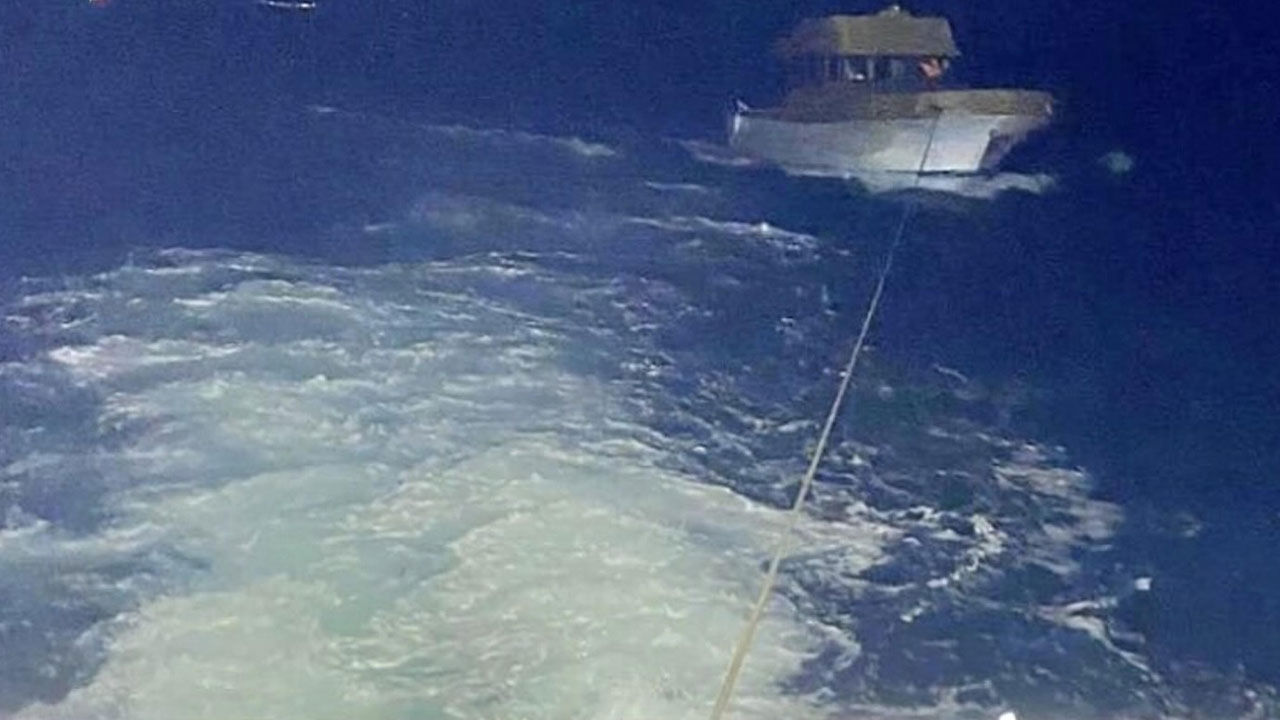Çanakkale Boğazı'nda sürüklenen tekne kurtarıldı