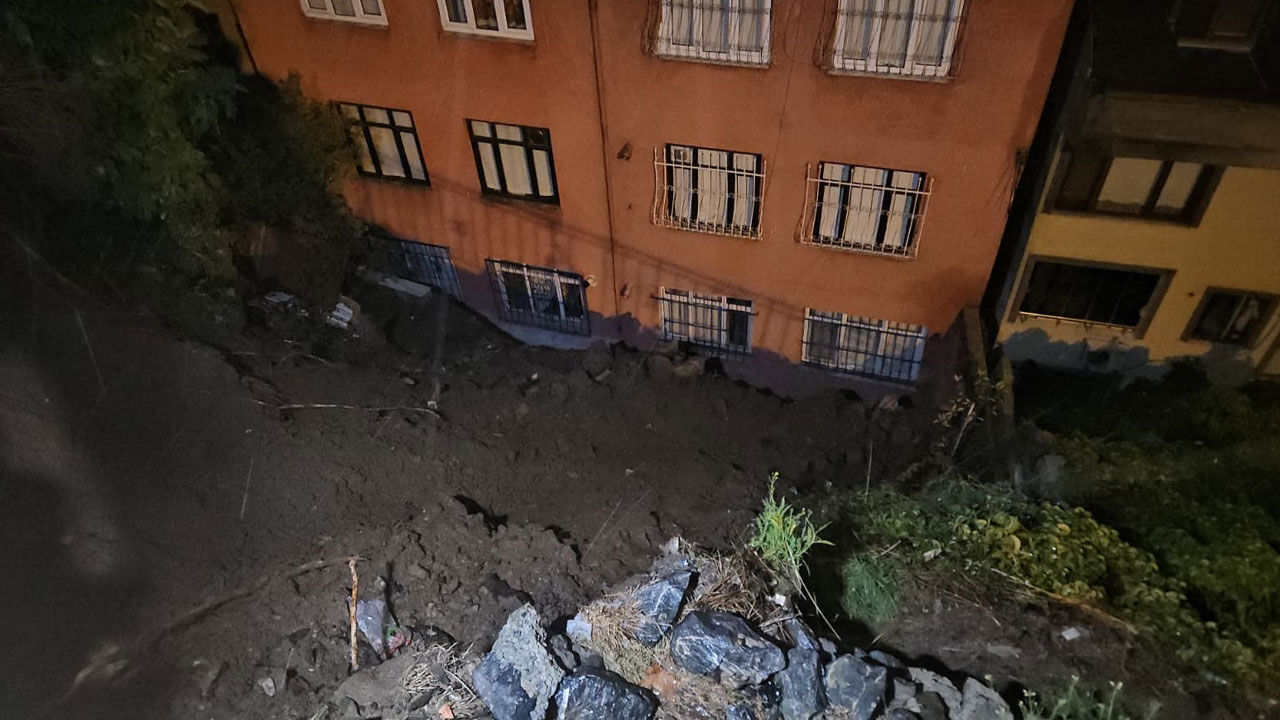 Eyüpsultan’da yağış sonrası toprak kaydı: Apartman tahliye edildi