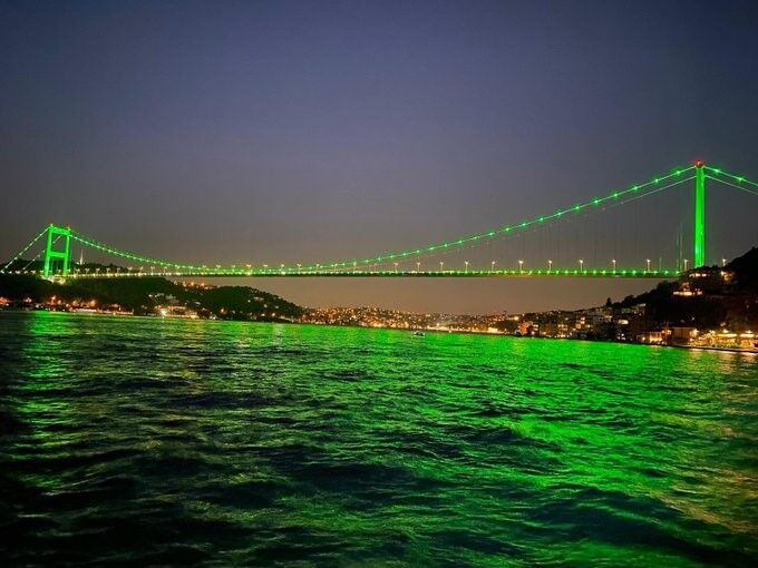 Fatih Sultan Mehmet Köprüsü ve Çamlıca Kulesi yeşil ışıklar ile aydınlatıldı