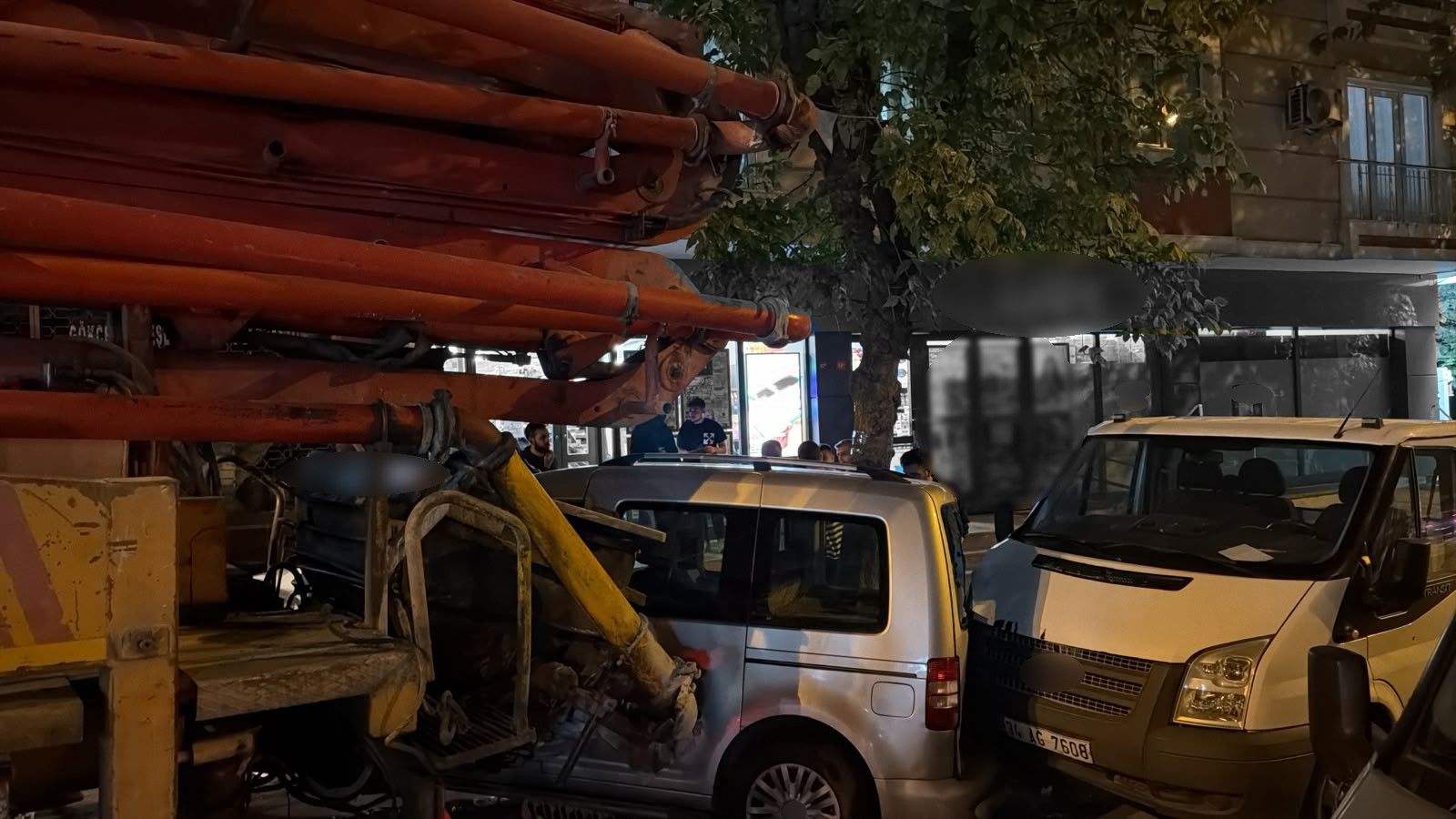 Avcılar'da el freni çekilmeyen beton pompası dehşet saçtı: 7 araç hasar aldı