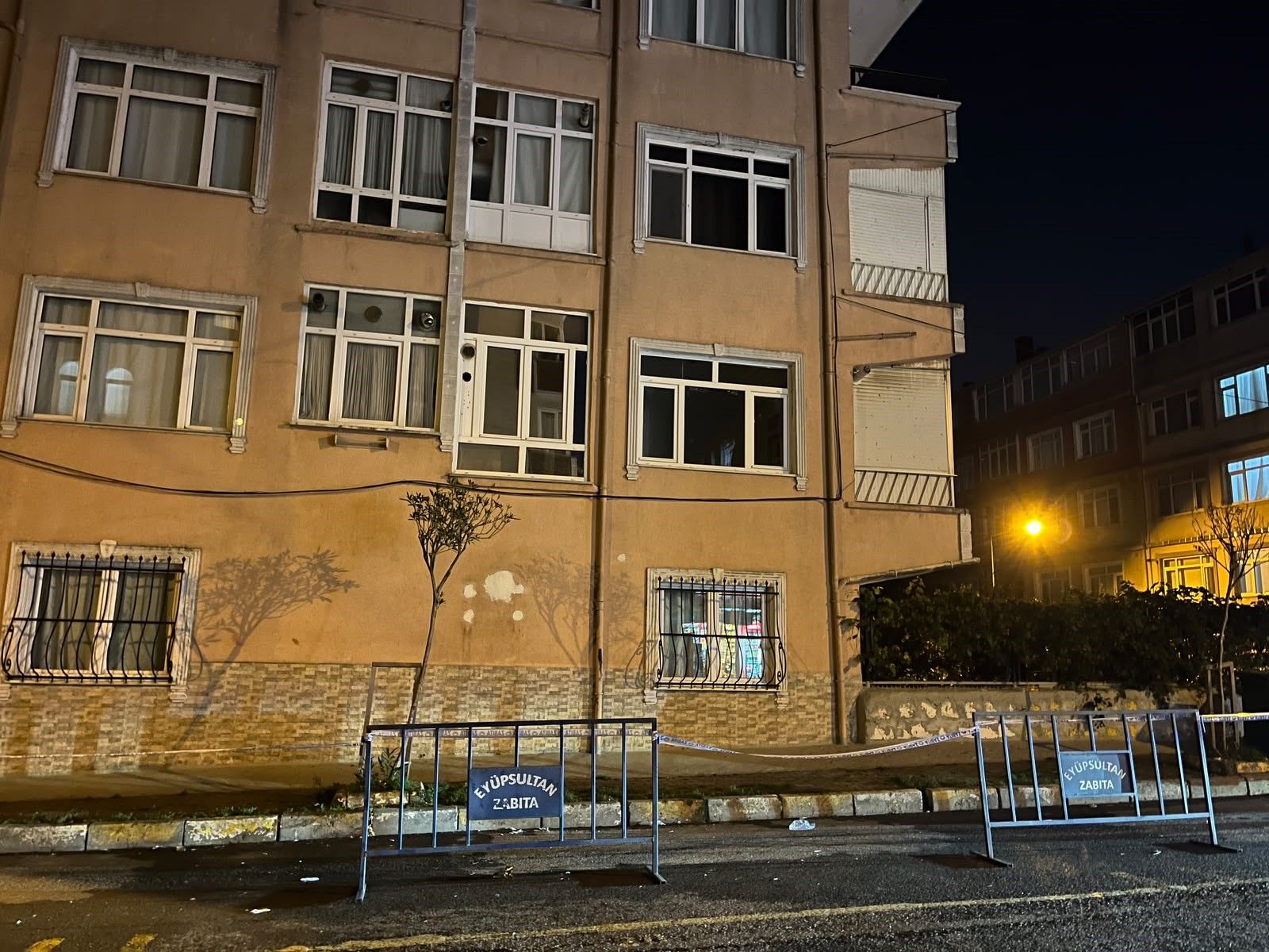 Eyüpsultan’da 5 katlı riskli bina tahliye edilerek mühürlendi