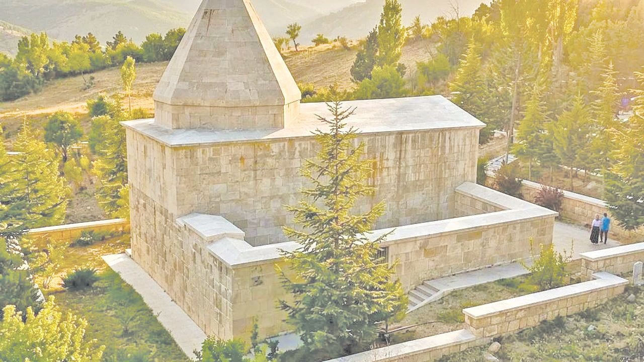 Balkusan Karamanog╠Ålu Mehmet Bey Tu╠Êrbesi