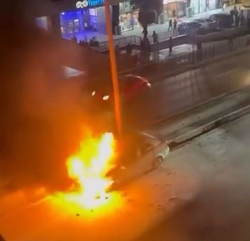 Esenyurt’ta seyir halindeki otomobil alev alev yandı