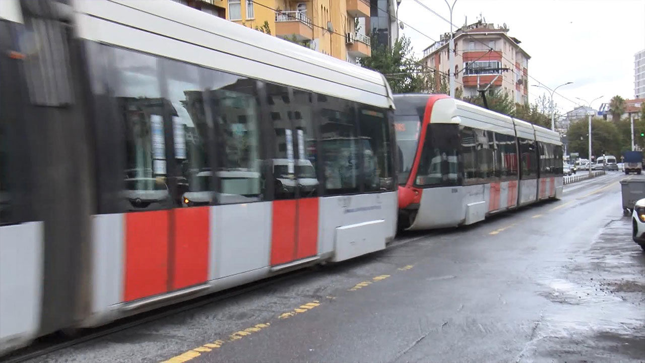 Güngören’de tramvay ve ticari minibüs çarpıştı