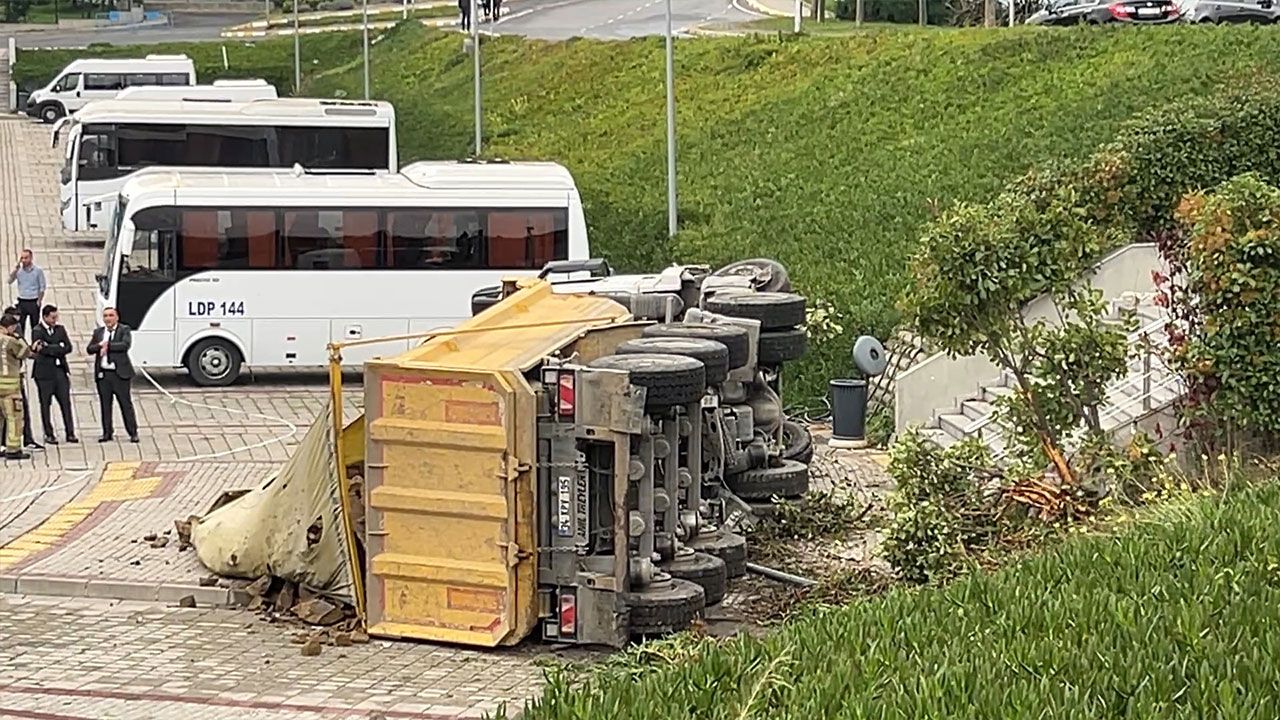 Avcılar'da hafriyat kamyonu sular altında kaldı