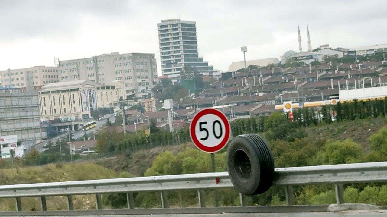 Başakşehir'de otoyolda kopan TIR lastiği tehlike yarattı
